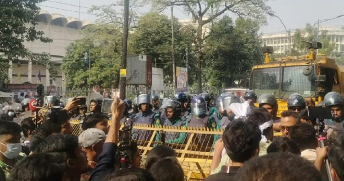 যমুনা অভিমুখে বিসিএস পরীক্ষার্থীদের পুলিশি বাধা