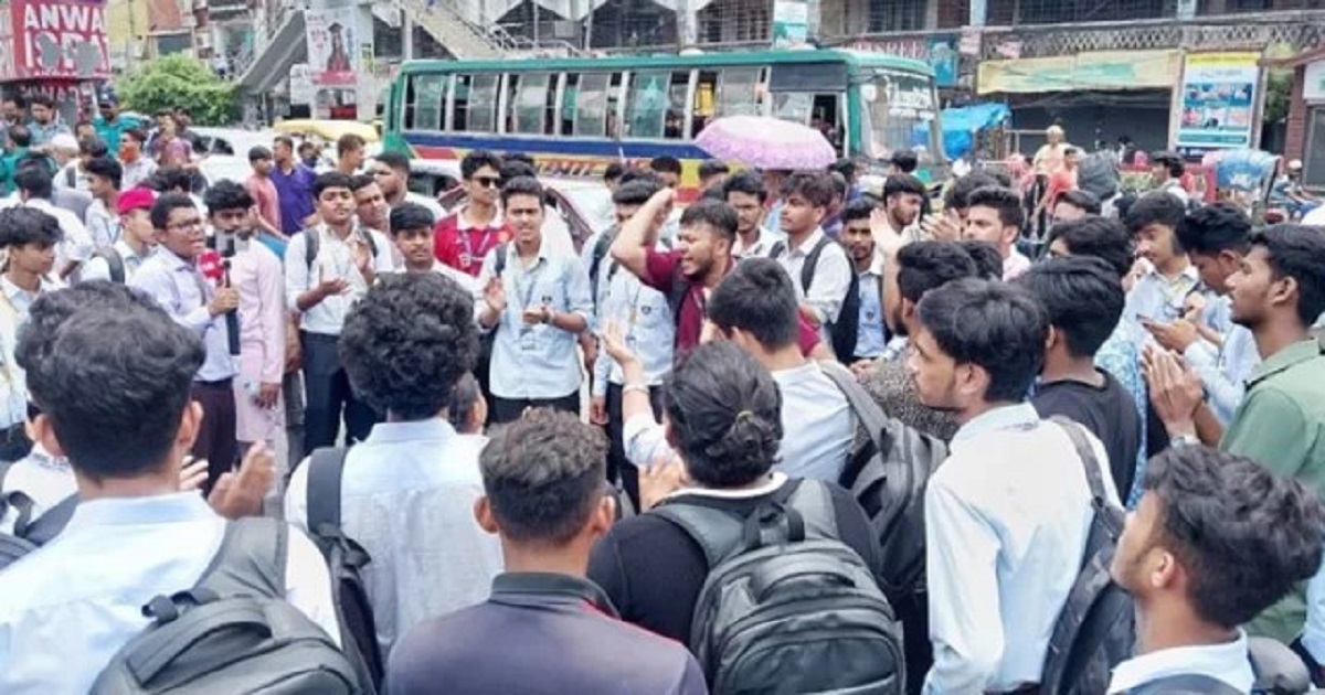 সায়েন্সল্যাব মোড় অবরোধ ঢাকা কলেজ শিক্ষার্থীদের