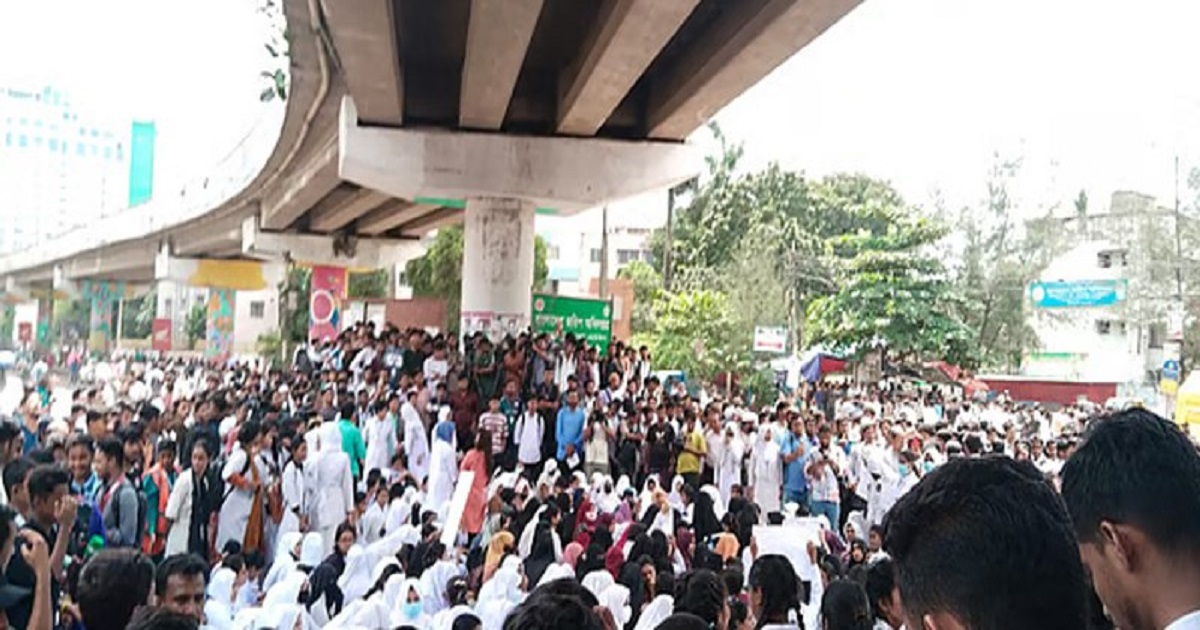 সাতরাস্তা মোড় অবরোধ, তীব্র যানজট ও ভোগান্তিতে রাজধানীবাসী