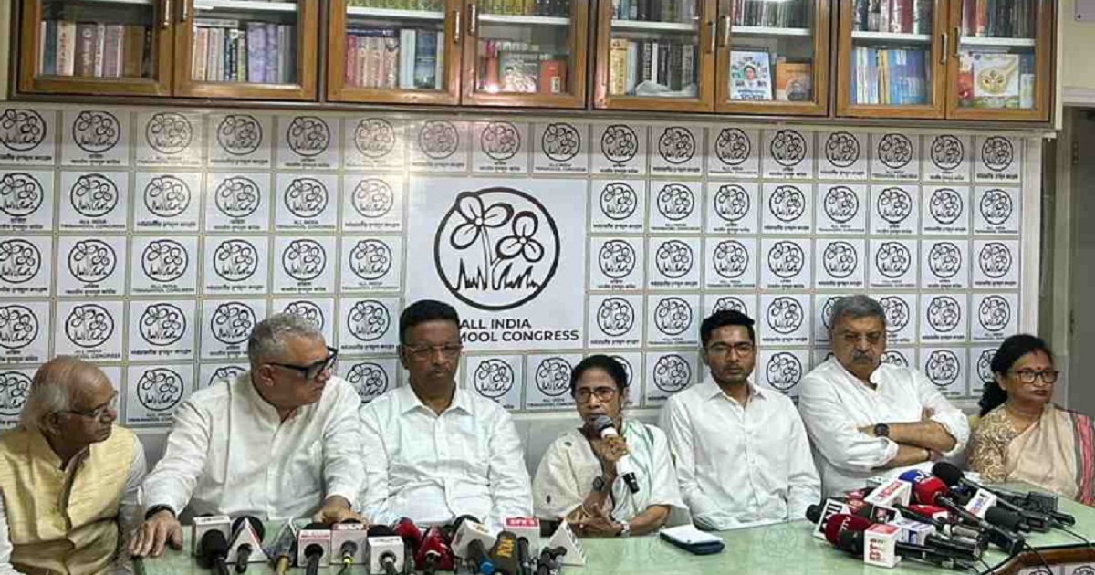 কারচুপির অভিযোগে সরব মমতা, পদত্যাগে ‘না’