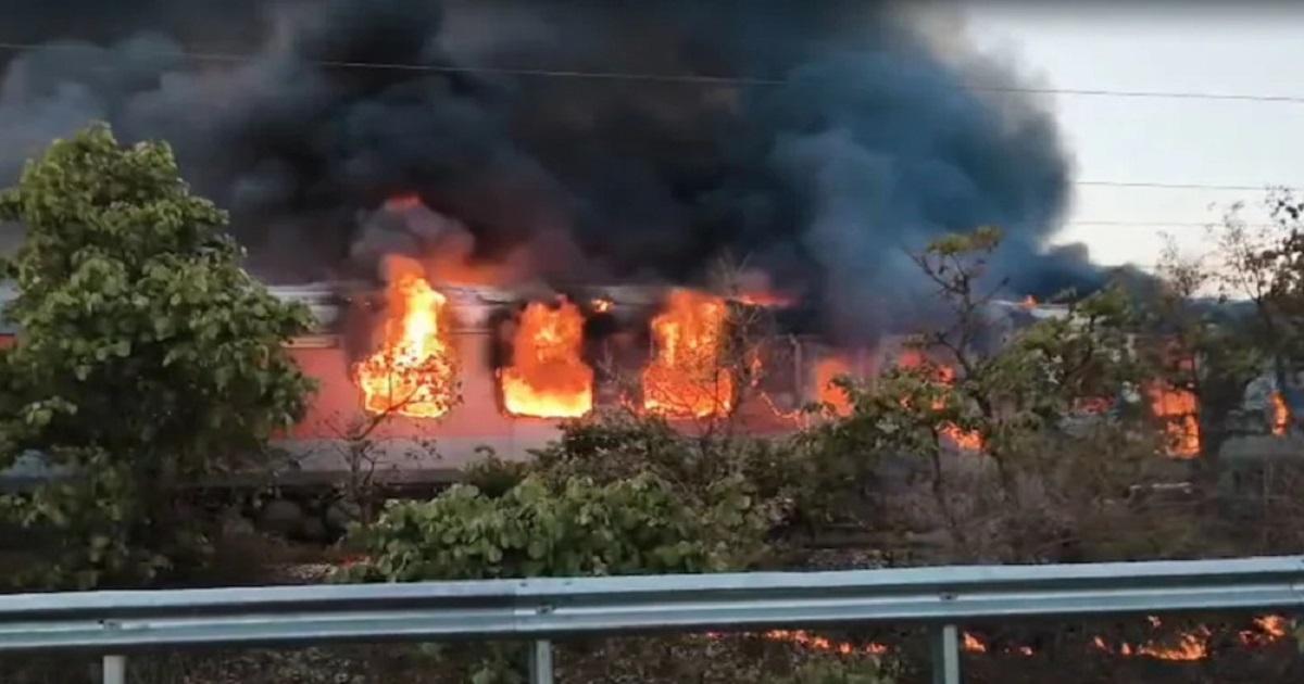 ভারতের রাজধানী এক্সপ্রেসে ভয়াবহ আগুন, অল্পের জন্য রক্ষা পেলেন ৬৮ যাত্রী