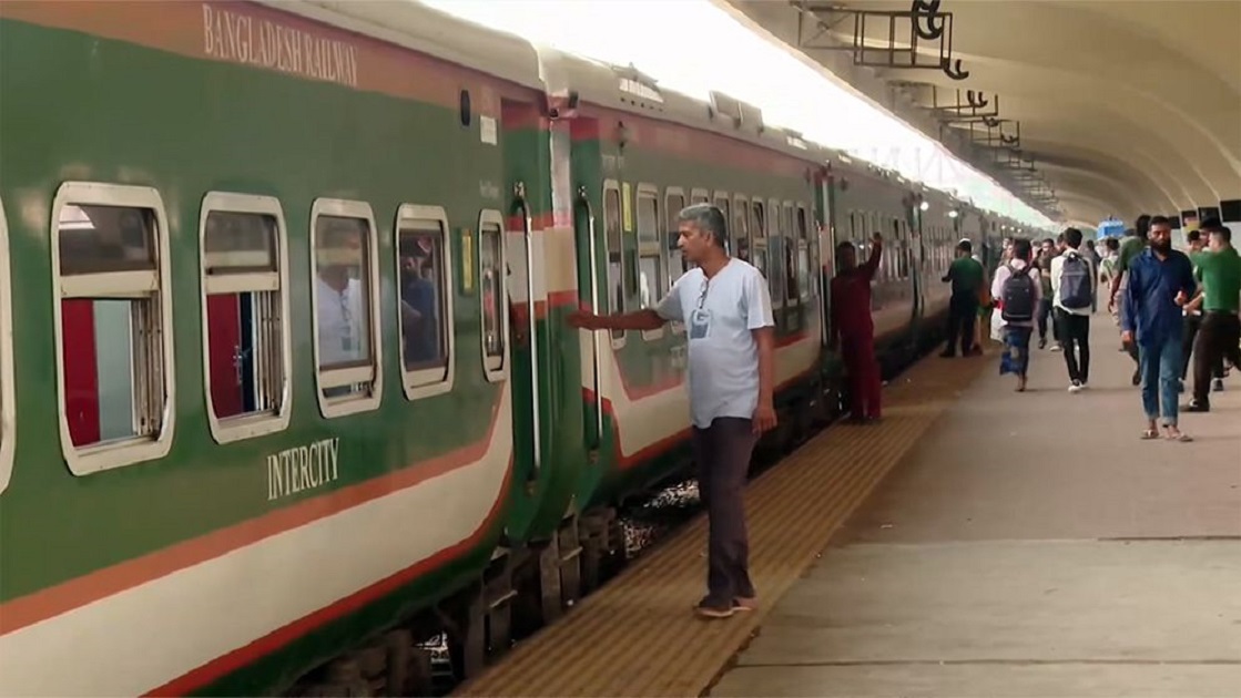 ঈদযাত্রায় স্বস্তিতে বাড়ি ফিরছেন যাত্রীরা, বাড়ছে বিশেষ ট্রেনের সংখ্যা