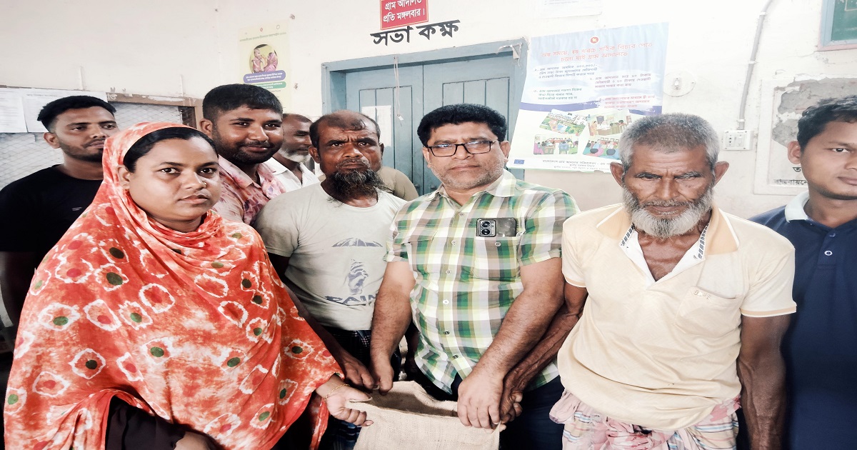ঠাকুরগাঁওয়ের বালিয়ায় নিম্ন আয়ের মানুষের মাঝে ভিজিএফের চাল বিতরণ