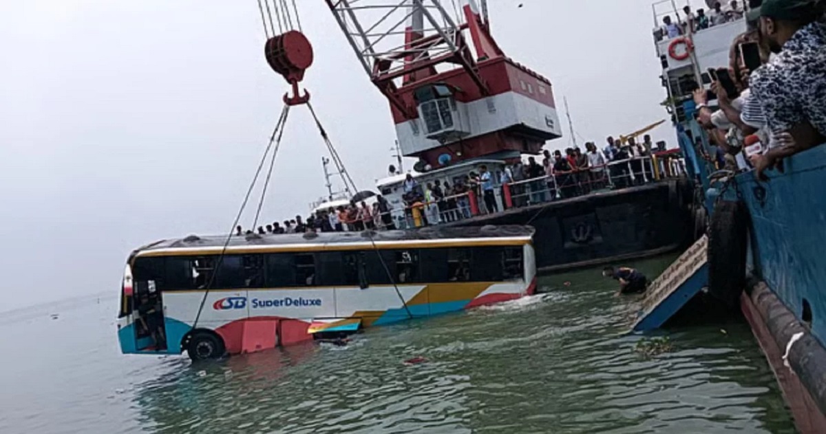 দৌলতদিয়া ফেরিঘাটে ডুবে যাওয়া বাস উদ্ধার, চালক-সহকারী হাসপাতালে ভর্তি