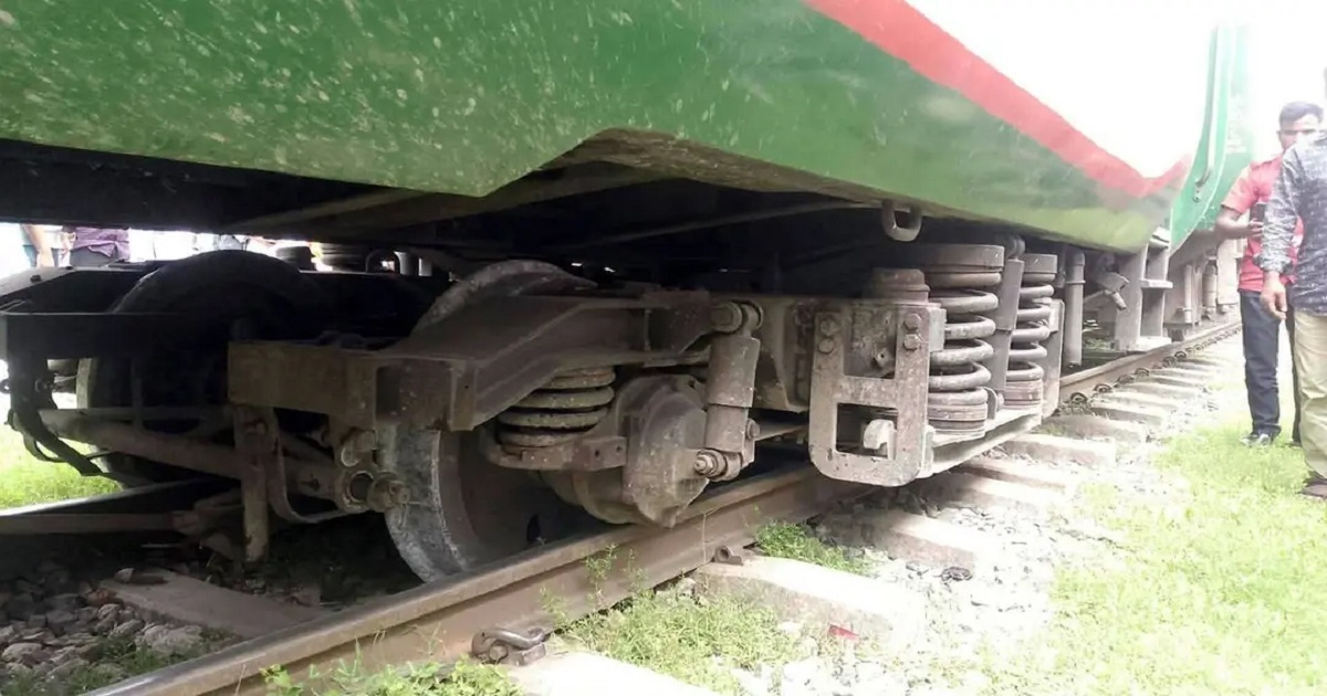 ব্রহ্মপুত্র এক্সপ্রেসের পাওয়ার কার লাইনচ্যুত, ঢাকার সঙ্গে ট্রেন চলাচল বন্ধ