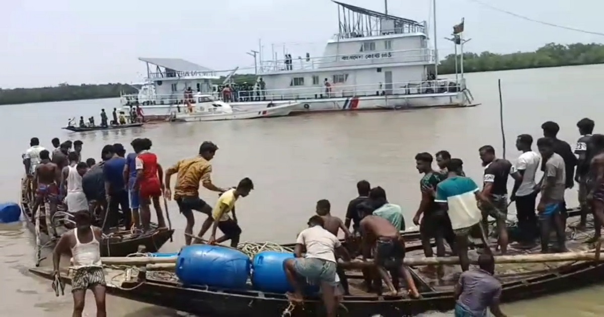 নিখোঁজ জেলে মিরাজকে ঘিরে মোংলায় গ্রামবাসী-কোস্টগার্ড সংঘর্ষ, আহত ১০
