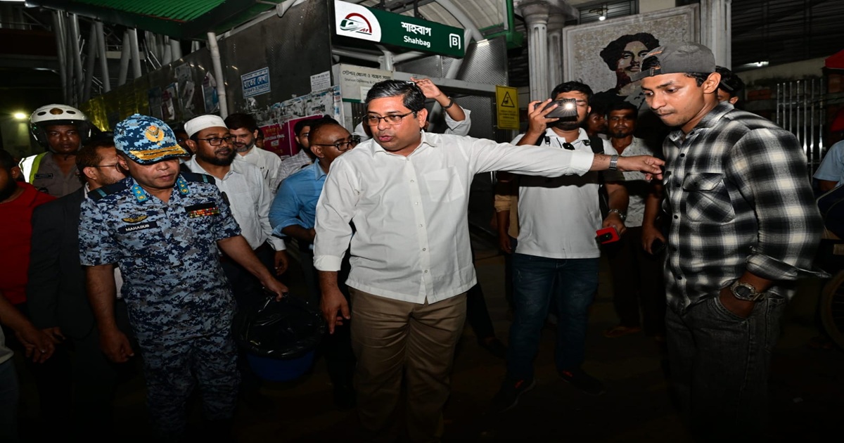 যত্রতত্র ময়লা ফেলা বন্ধে  স্থানীয় সরকার প্রতিমন্ত্রীর ঝটিকা অভিযান: ডাস্টবিন বিতরণ ও জরিমানা