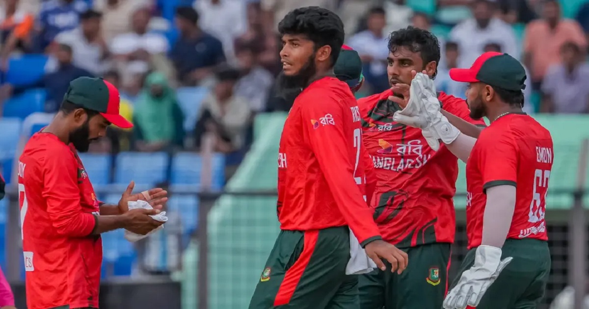 তিন উইকেট হারিয়ে চাপে অস্ট্রেলিয়া